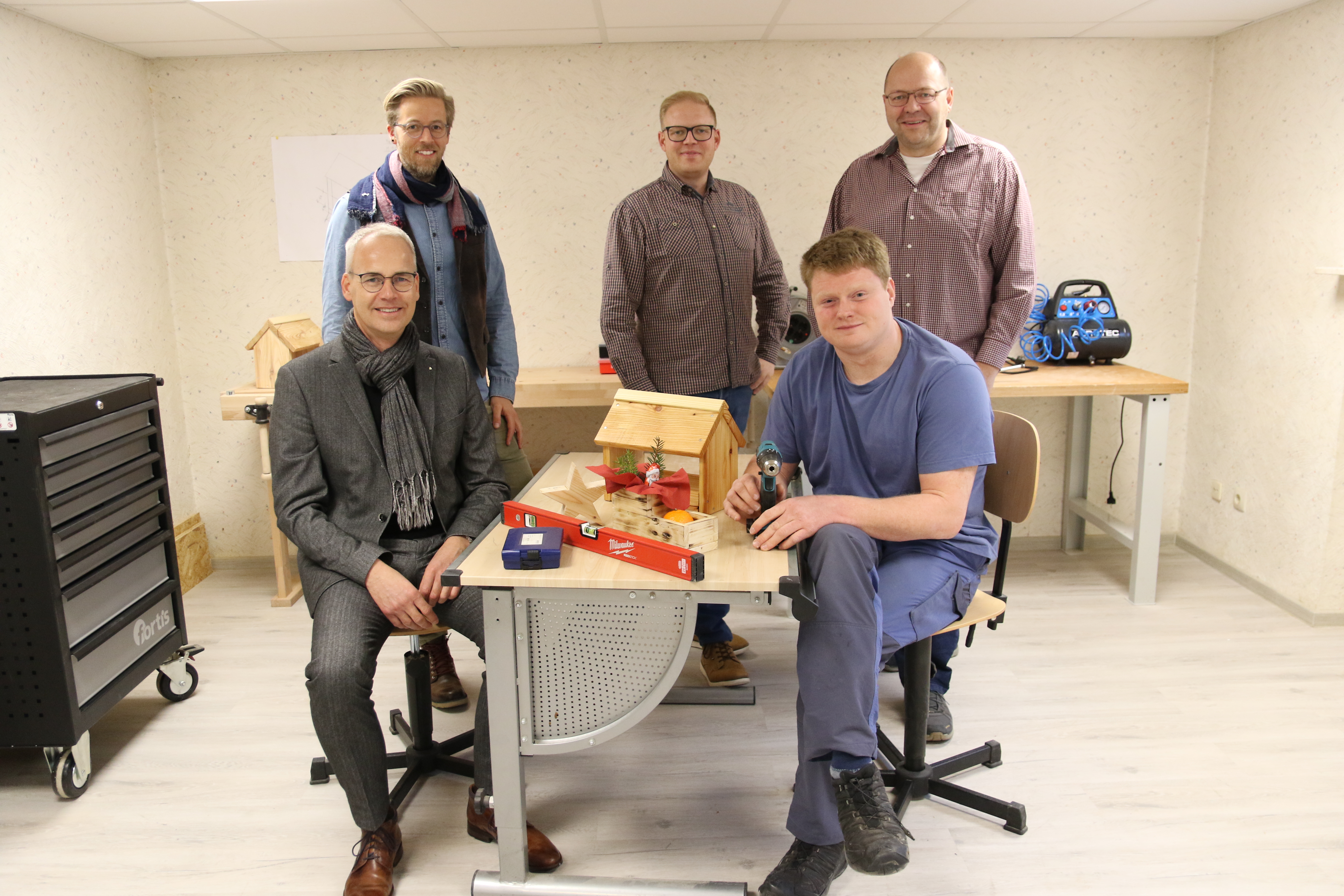 Spendenübergabe direkt am Ort des Geschehens (v.l.n.r.): Uwe Marohn (Vorstandsvorsitzender der Sparkasse Fulda), Sebastian Bönisch (Leitungsteam antonius), Lukas Moeller (Leitung Wohnen antonius), Thomas Schwarz (Sprecher Kropphaus) und Maximilian Koch (Bewohner Kropphaus) freuen sich über den neuen Werkraum. Foto: Ralph Leupold