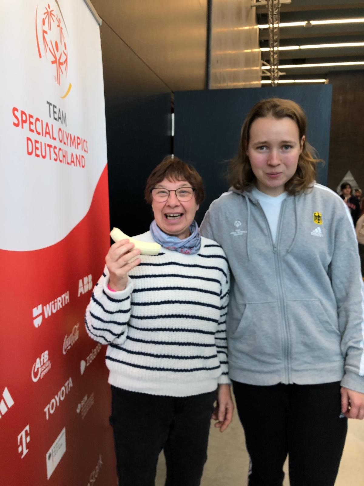 Ski-Langläuferin Gundula Kirchner (links) hat beim Einkleidungstreffen viele der anderen Athleten kennengelernt.
